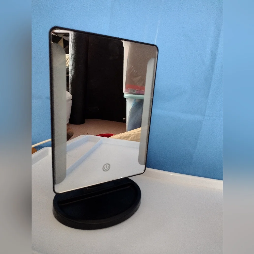 Lighted mirror with vanity tray. It runs on (4) A batteries/micro USB charger.